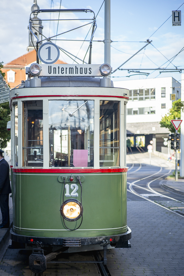 Historischer Triebwagen in der Heinrichstraße in Gera