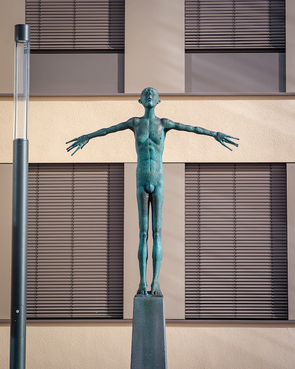 Bronzefigur Ikarus vor dem Rutheneum Gera