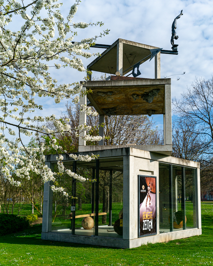 Kunstpavillon im Hofwiesenpark Gera im Frühling