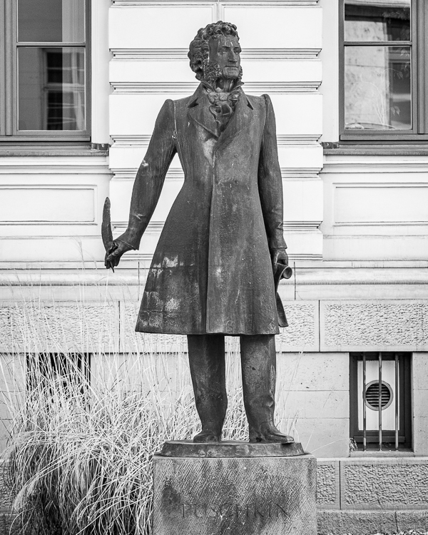 Bronzefigur von Puschkin in der Schloßstraße Gera