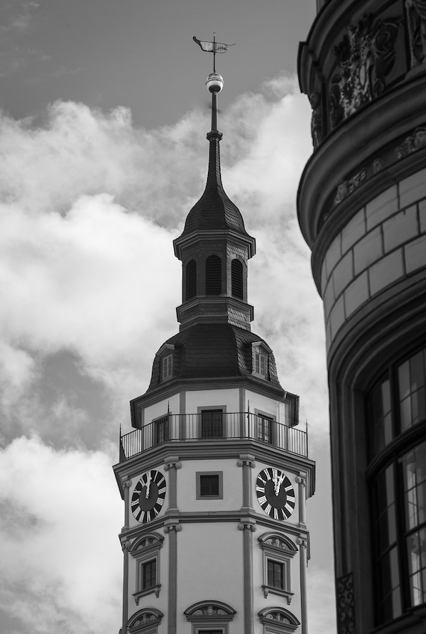 Rathausturm mit Erker der Stadtapotheke im Vordergrund