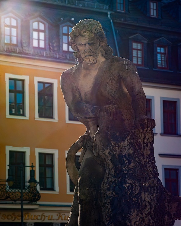 Bronzefigur auf dem Brunnen des Marktplatzes Gera