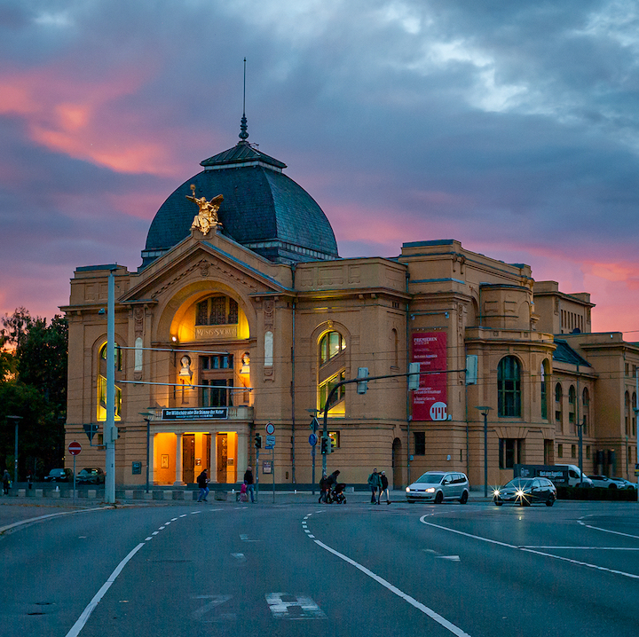 Theater Gera bei Sonnenuntergang (seitliche Sicht)